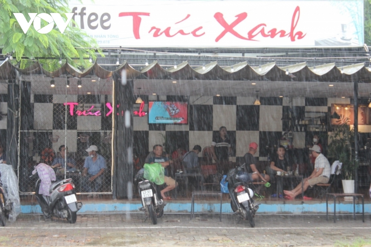 restaurants and cafes reopen in da nang picture 2