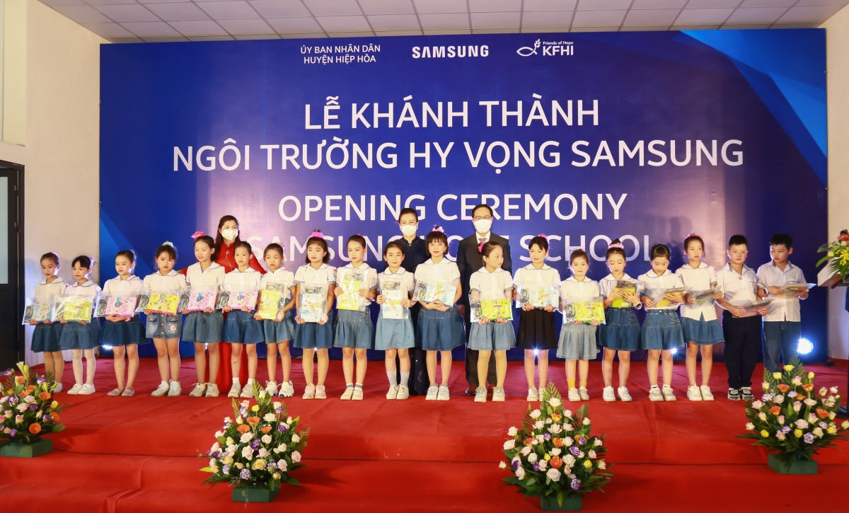 Đại diện Samsung và Lãnh đạo tỉnh Bắc Giang trao quà cho học sinh Trường học Hy vọng Samsung