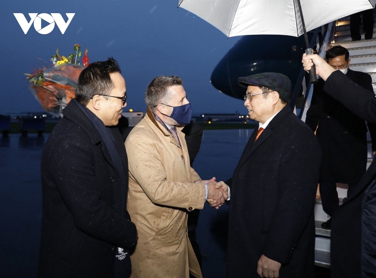 pm chinh arrives in uk for working visit and cop26 picture 1 pm chinh arrives in uk for working visit and cop26 picture 1