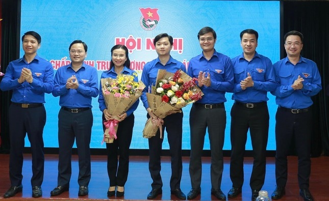 Ban Bí thư Trung ương Đoàn chúc mừng bà Nguyễn Phạm Duy Trang và ông Nguyễn Minh Triết. (Ảnh: VGP)