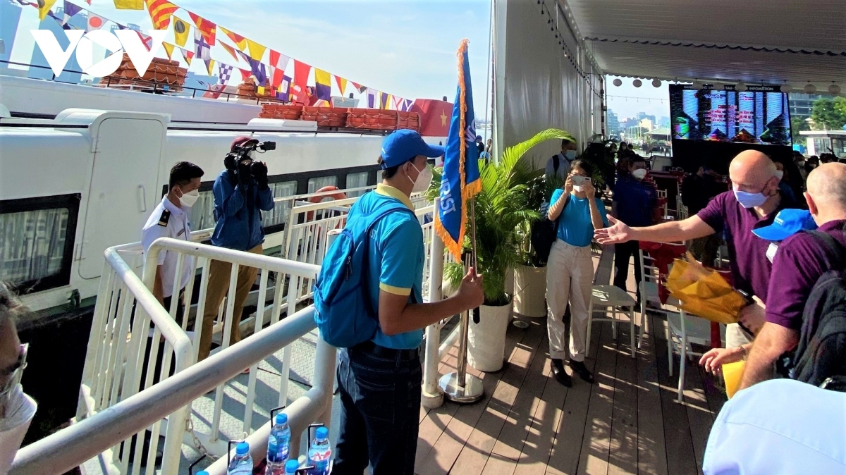 Tourists board a speedboat for the Bach Dang - Can Gio river tour
