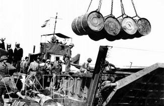 Chuyển hàng xuống tàu chi viện cho chiến trường miền Nam (11/1968). Ảnh: Tư liệu TTXVN