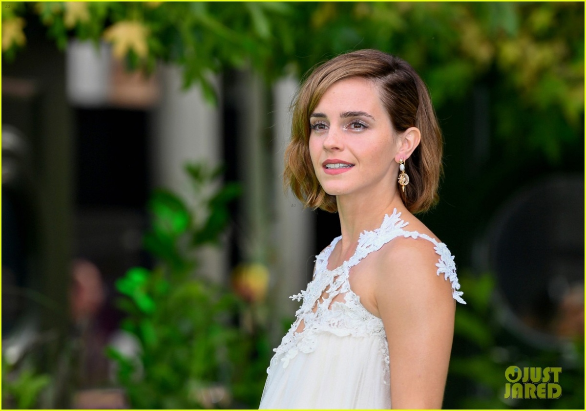 emma watson phoi do sang chanh, khoe lung tran quyen ru tren tham xanh su kien hinh anh 3