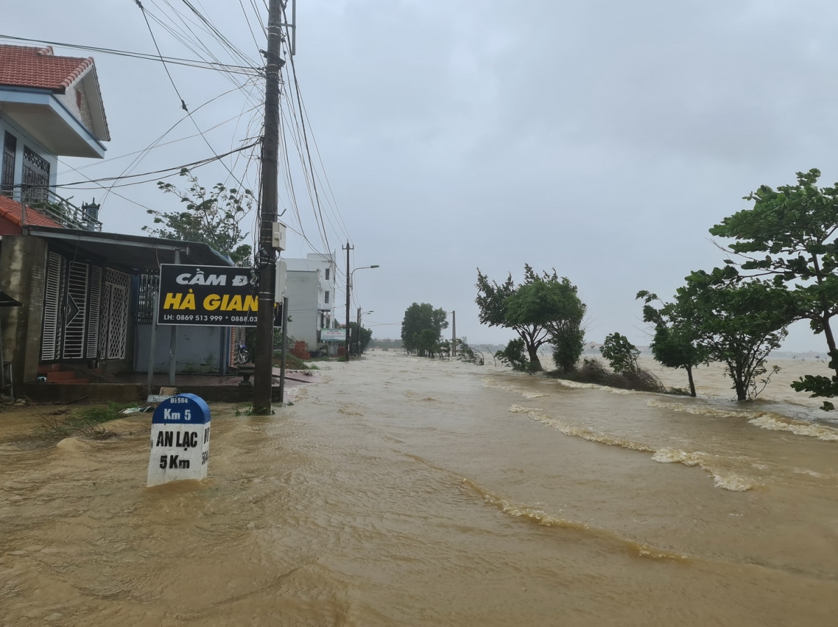 Các thôn, xóm bên dòng Kiến Giang bị nước lũ dâng cao uy hiếp