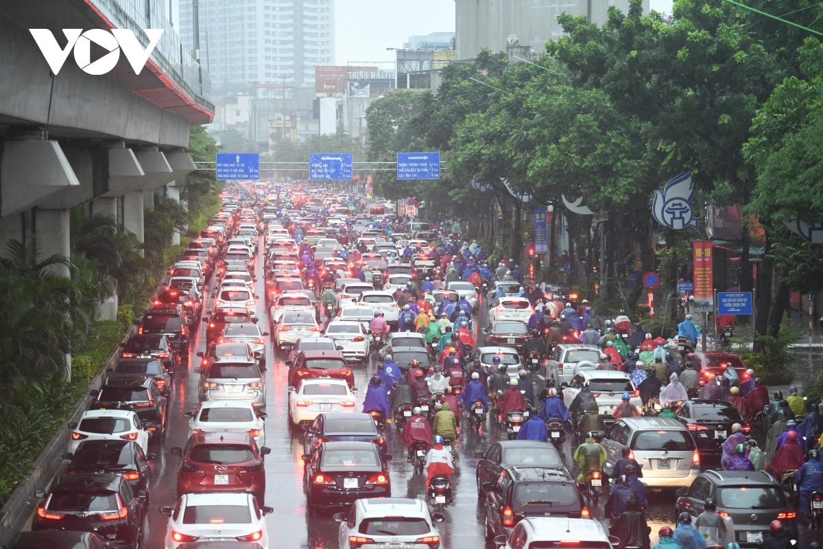 heavy rain leaves hanoi streets suffering traffic congestion picture 10