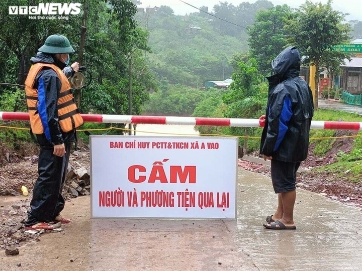 On-duty officials set up notice boards in a bid to warn people of danger in Quang Tri province’s mountainous areas.