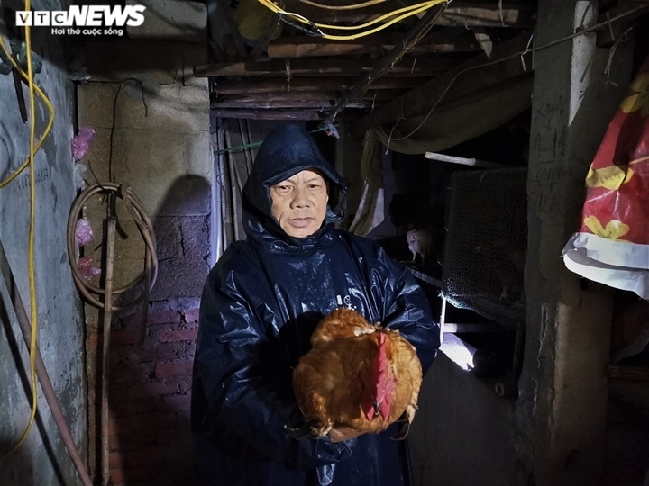 A man in Ha Tinh province is busy moving valuable things and poultry to a safe place for fears that floodwaters are going to rise high locally.
