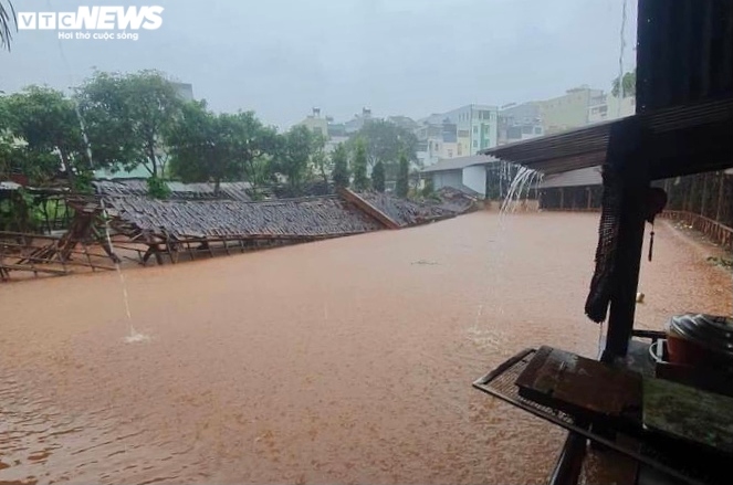 Dozens of houses in Pleiku city of Gia Lai province are inundated by flooding.