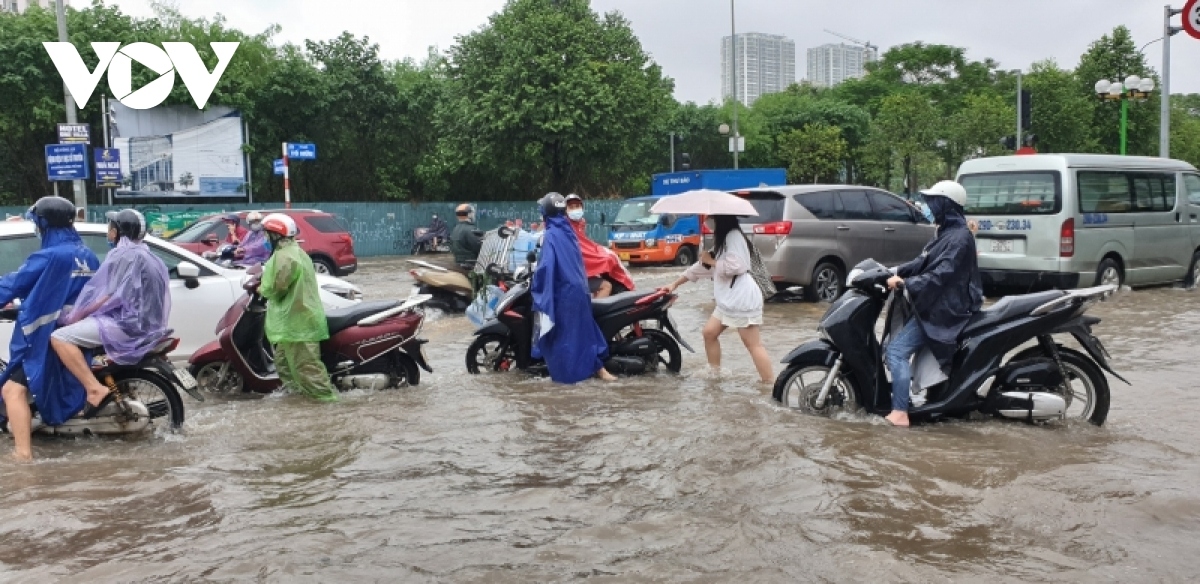 heavy rain leaves hanoi streets suffering traffic congestion picture 4