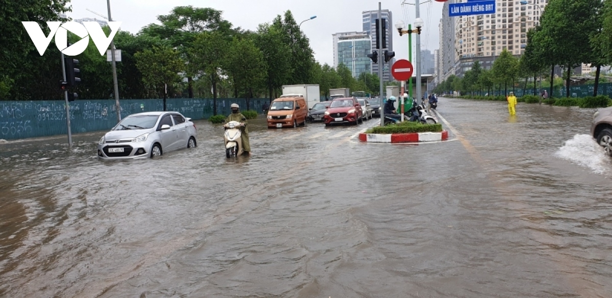 heavy rain leaves hanoi streets suffering traffic congestion picture 5
