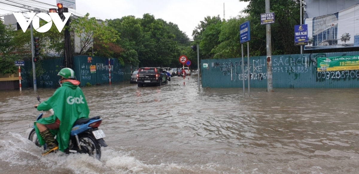 heavy rain leaves hanoi streets suffering traffic congestion picture 6