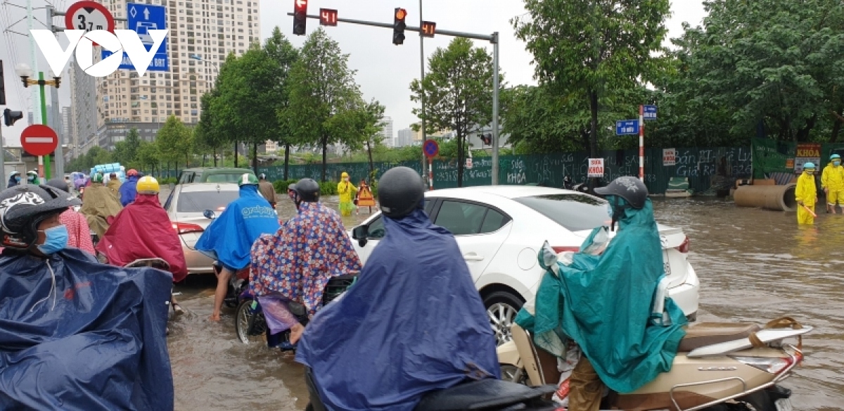 heavy rain leaves hanoi streets suffering traffic congestion picture 8