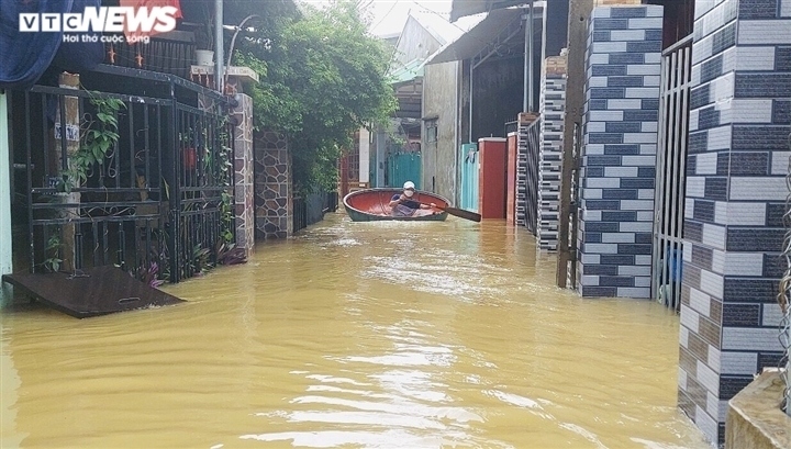 Roughly 11,038 houses in Quang Ngai province are flooded, with as many as 4,541 residents evacuated to safe areas.