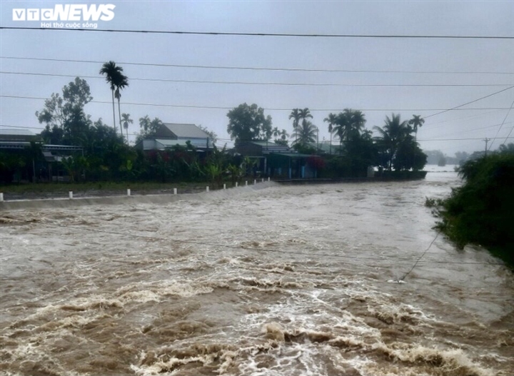 Torrential rain has left many localities throughout Dak Lak province deep in floodwater.