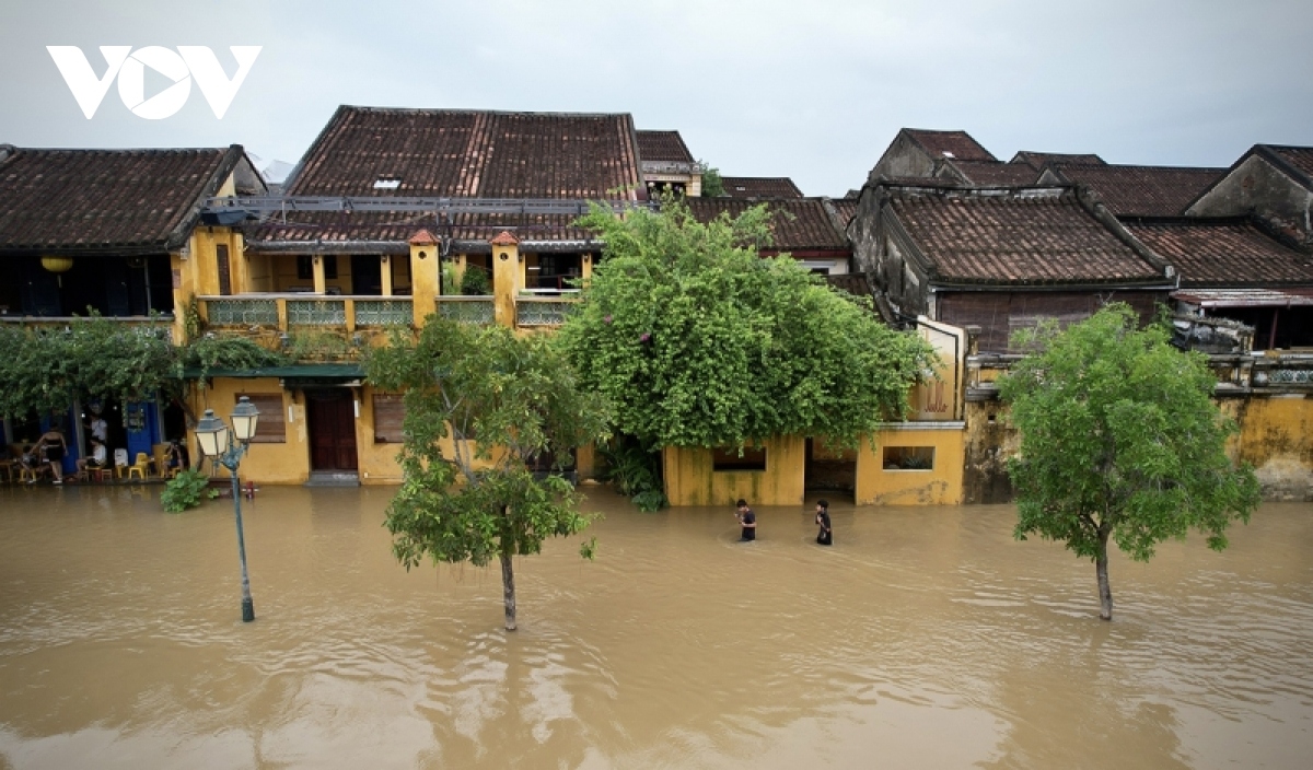 16,000 houses inundated by heavy rain in central localities picture 4