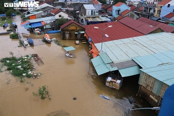 Approximately 5,373 houses are left submerged in Quang Nam province, causing the live of residents to be turned upside down.