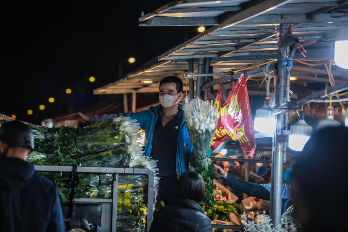 largest flower market in hanoi busy ahead of vietnamese women s day picture 11