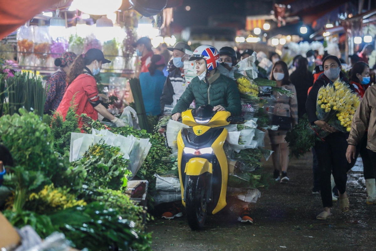 largest flower market in hanoi busy ahead of vietnamese women s day picture 14