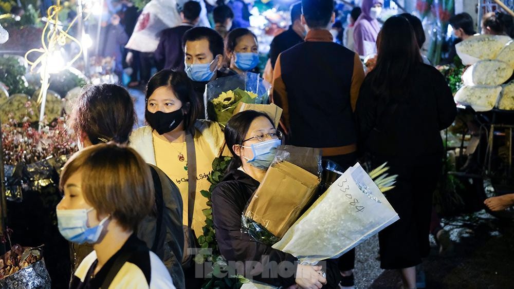 largest flower market in hanoi busy ahead of vietnamese women s day picture 3