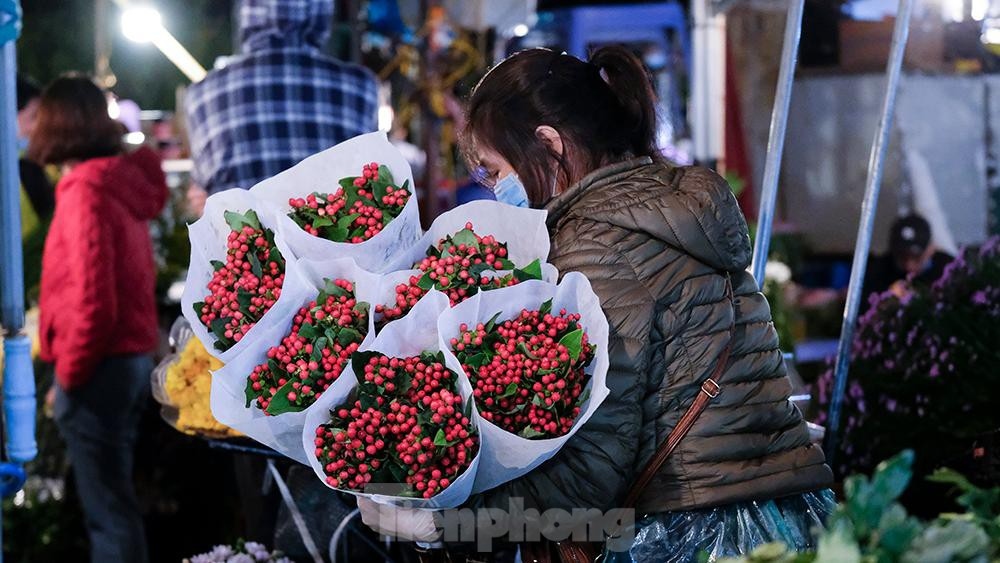 largest flower market in hanoi busy ahead of vietnamese women s day picture 4