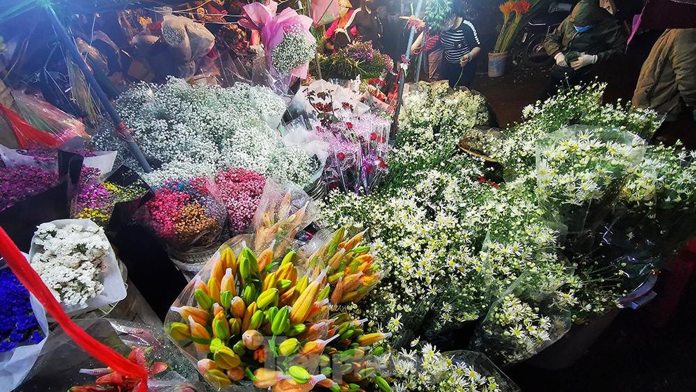 largest flower market in hanoi busy ahead of vietnamese women s day picture 5