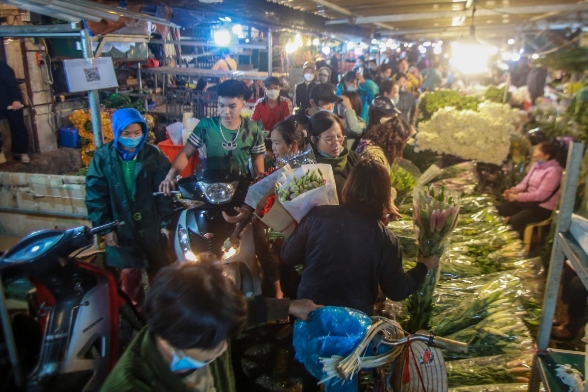 largest flower market in hanoi busy ahead of vietnamese women s day picture 8