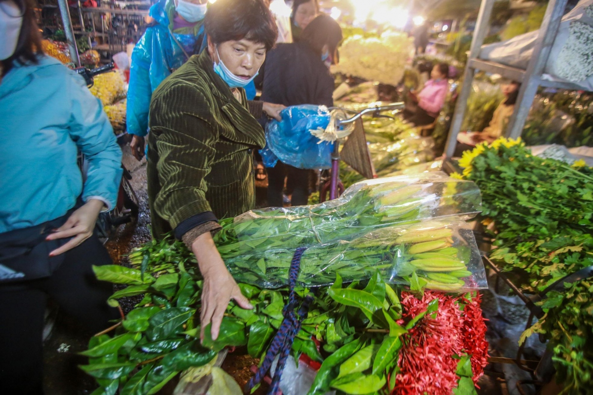 largest flower market in hanoi busy ahead of vietnamese women s day picture 9