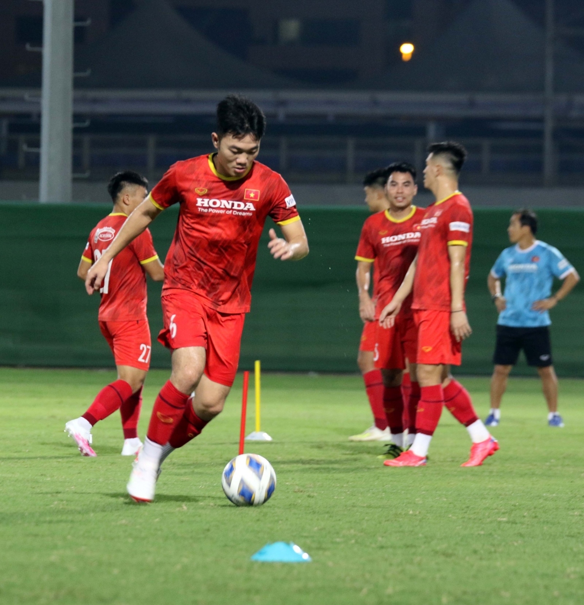 vietnamese footballers train hard ahead of world cup qualifiers picture 6