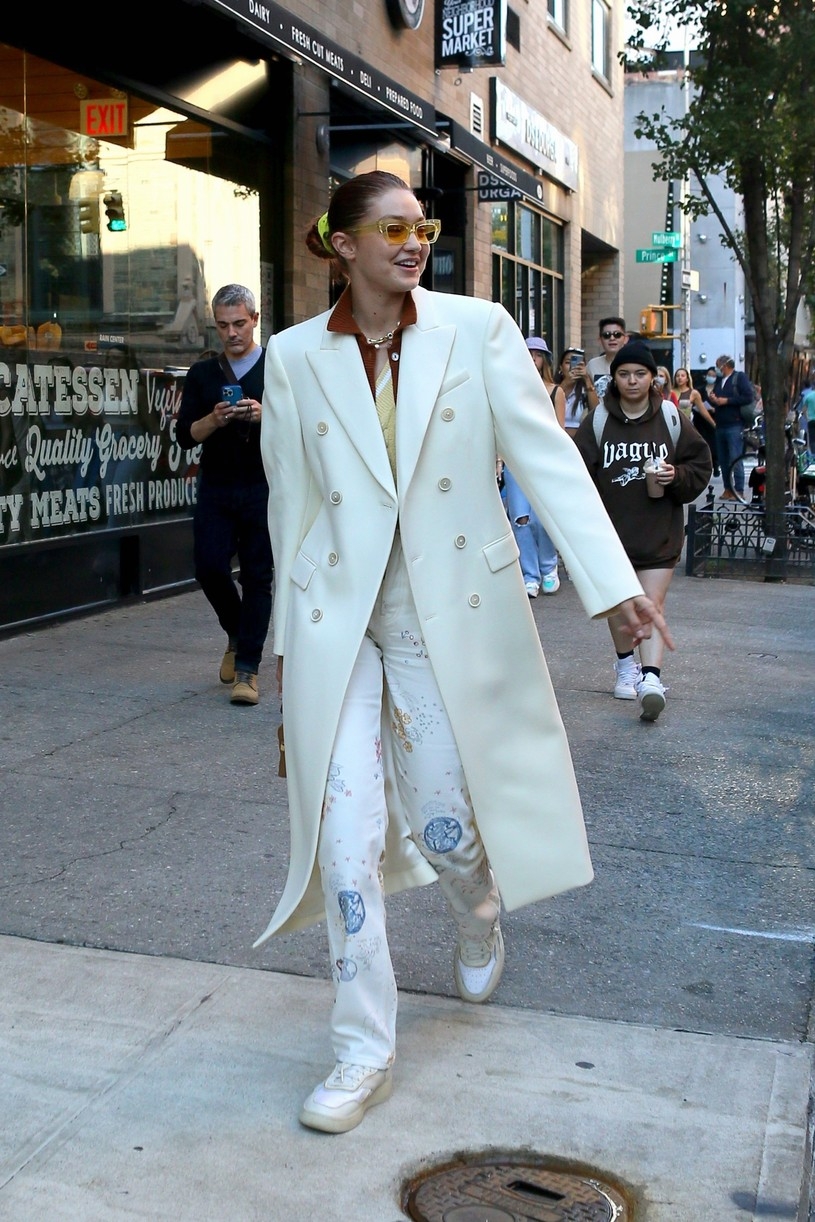 sieu mau gigi hadid khoe gu thoi trang dang cap tren duong pho new york hinh anh 6