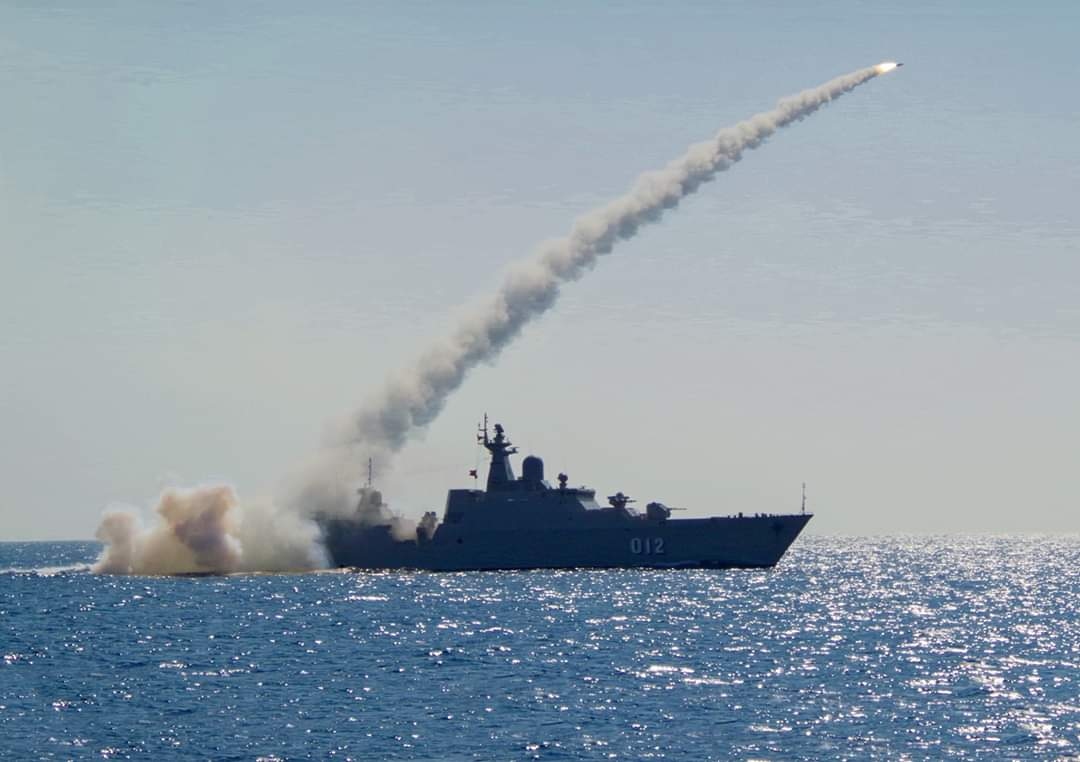 Tàu hộ vệ tên lửa Vùng 4 Hải quân thực hành bắn tên lửa trên biển