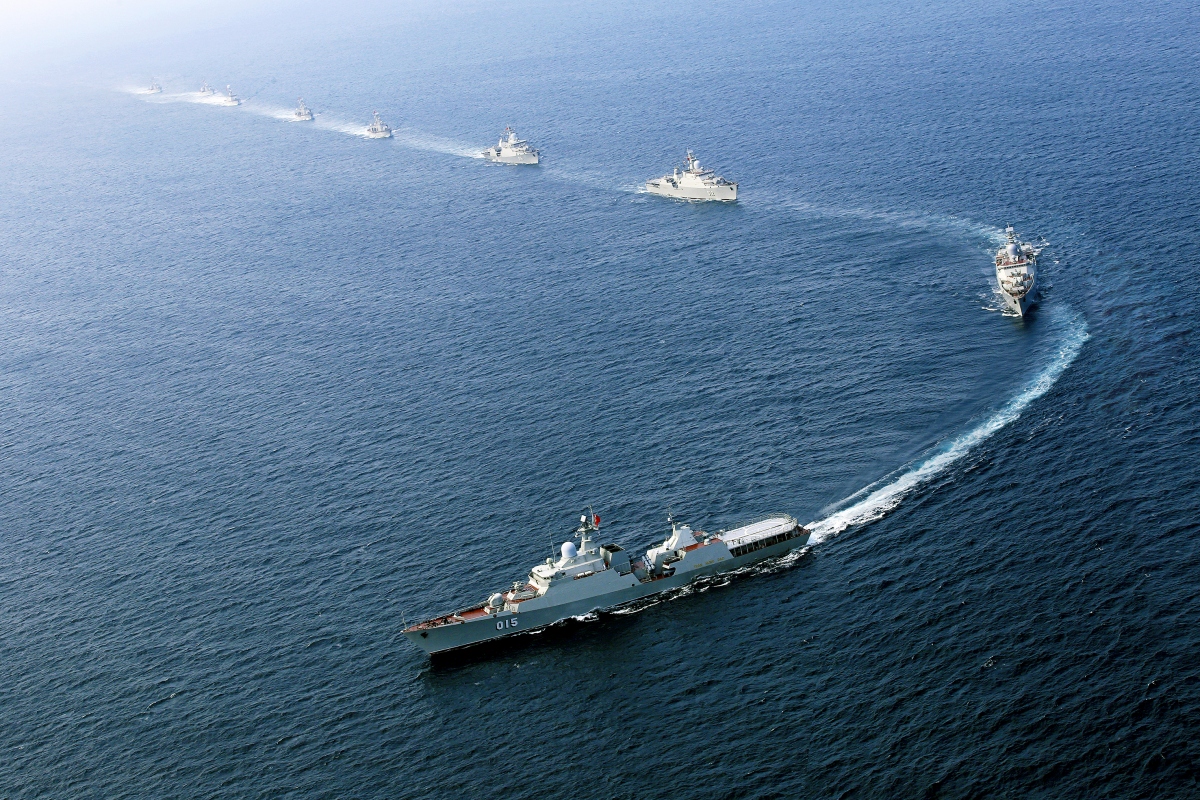 Biên đội tàu Lữ đoàn 162 Vùng 4 Hải quân vận động đội hình trên biển