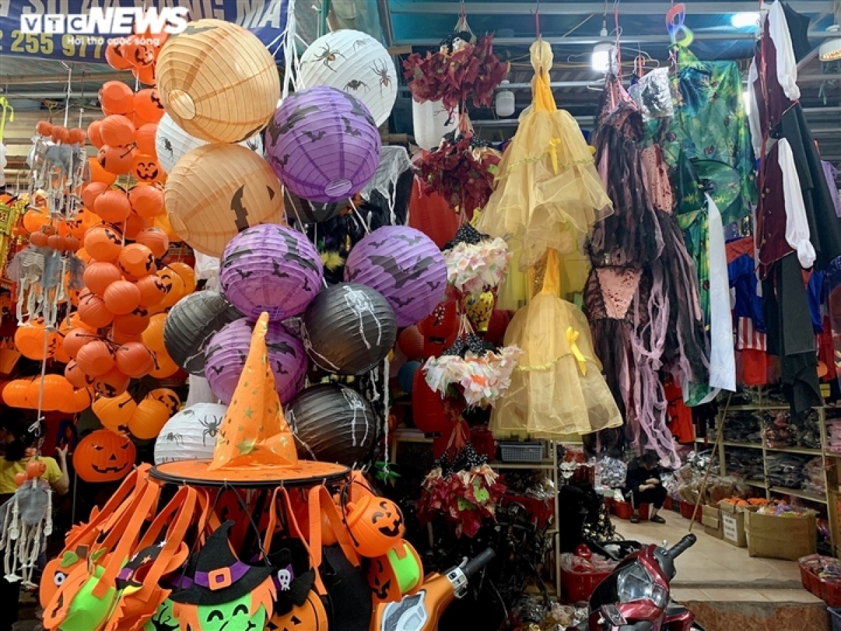 A range of exciting toys designed for Halloween have gone on sale on Hang Ma street in Hanoi’s Old Quarter as the annual festival draws near.