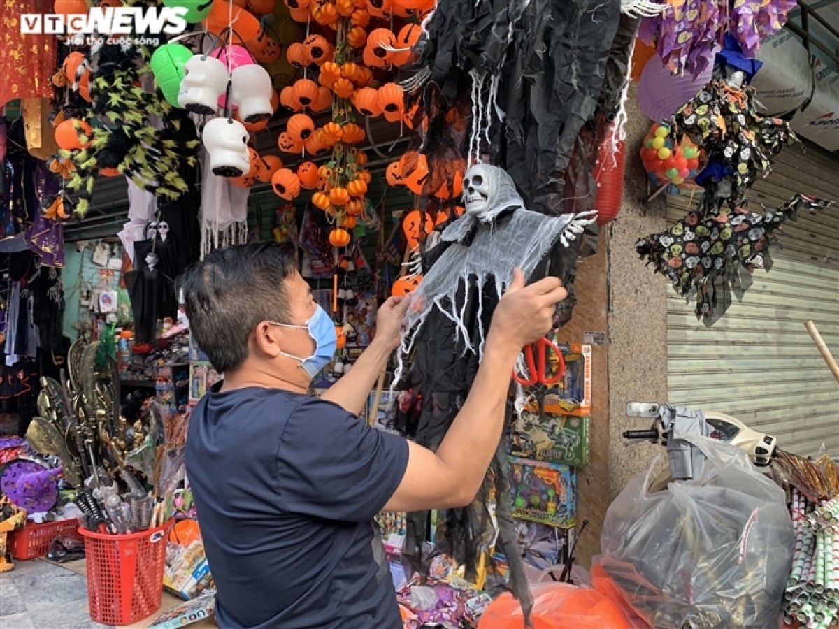 This Halloween-themed toy is sold at around VND70,000 compared to VND90,000 in 2020.