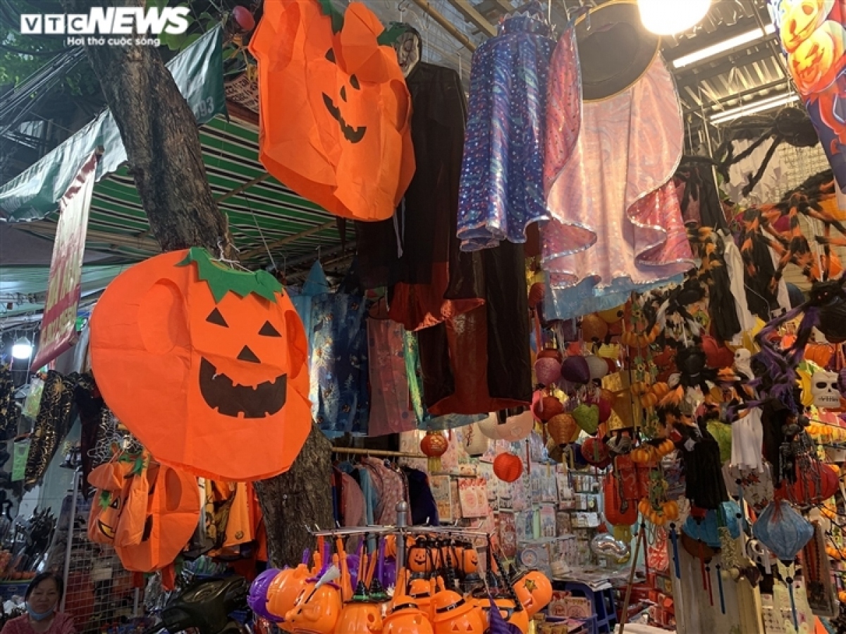 As Halloween is normally celebrated at school, but this year students aren’t allowed to go to school due to the impact of the COVID-19 pandemic, prompting shop owners to feel the pinch.