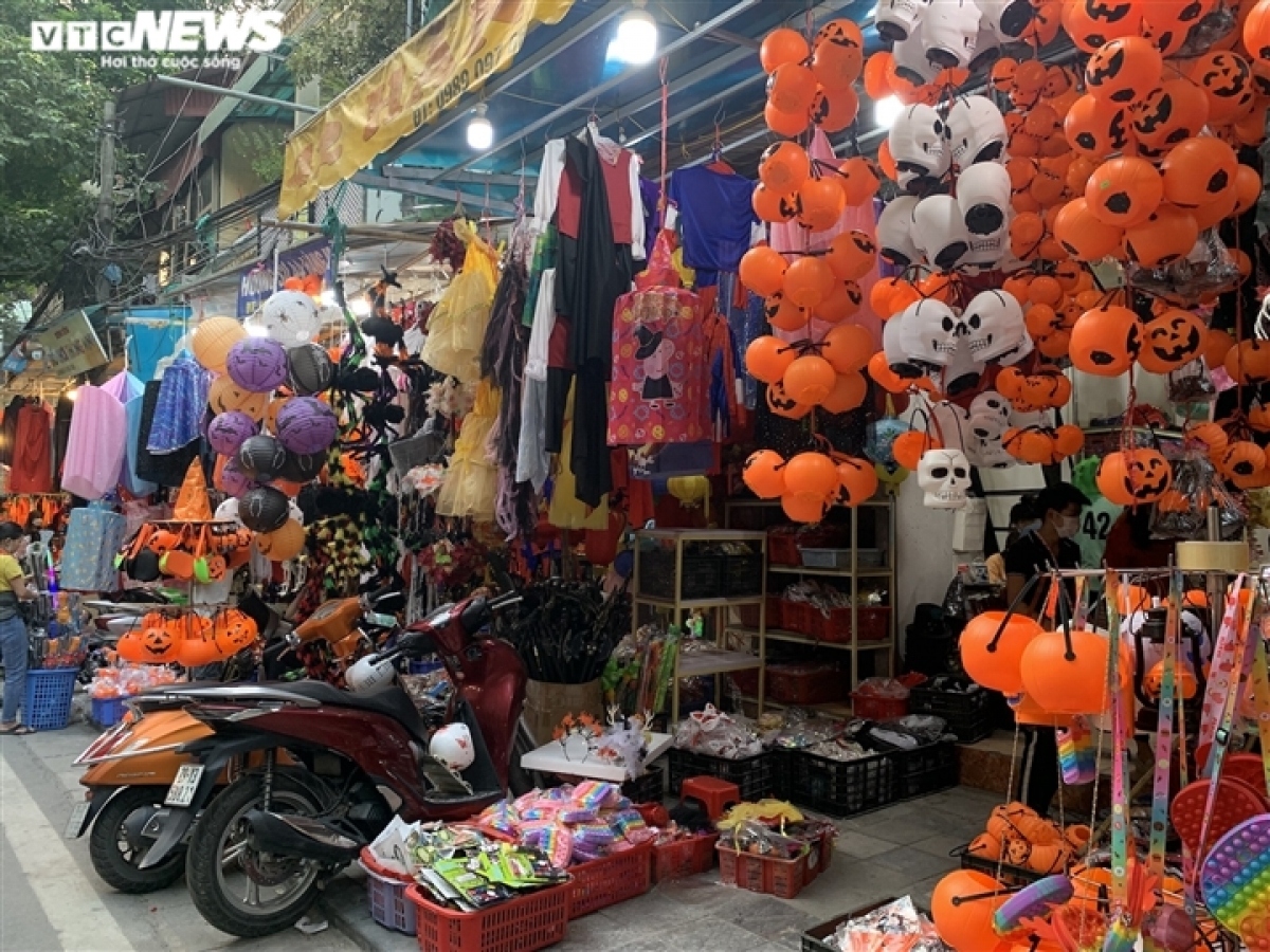 halloween market remains quiet as festival draws near picture 13