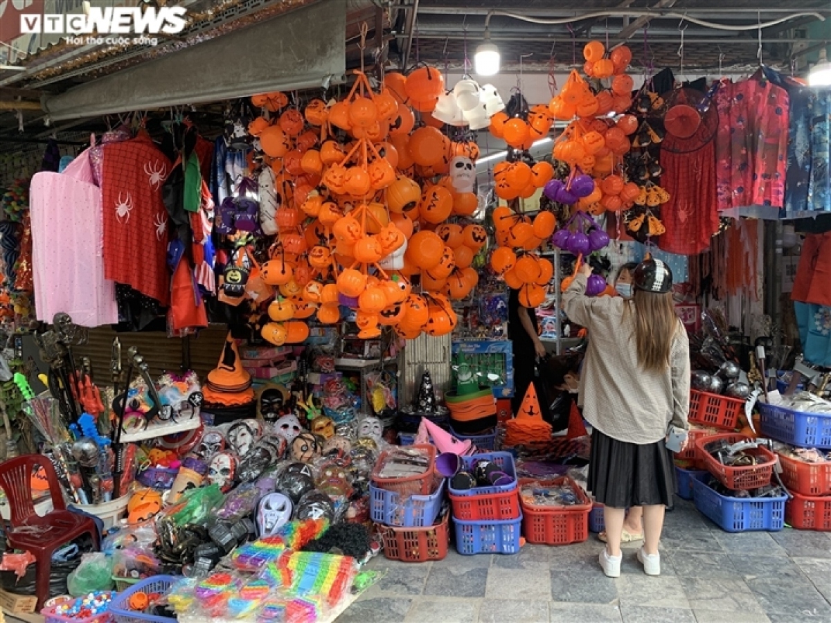 halloween market remains quiet as festival draws near picture 4