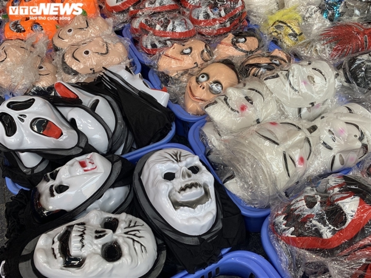 The price of festive masks hovers around VND30,000 to VND60,000 each.
