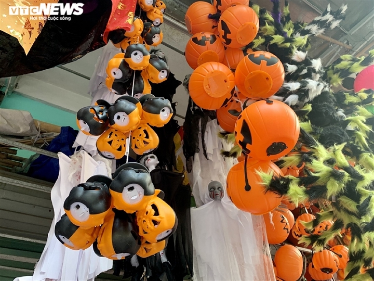halloween market remains quiet as festival draws near picture 8