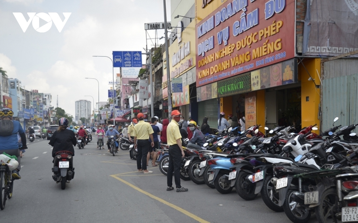 A gold store is crowded on the first of easing COVID-19 restrictions in Ho Chi Minh City.