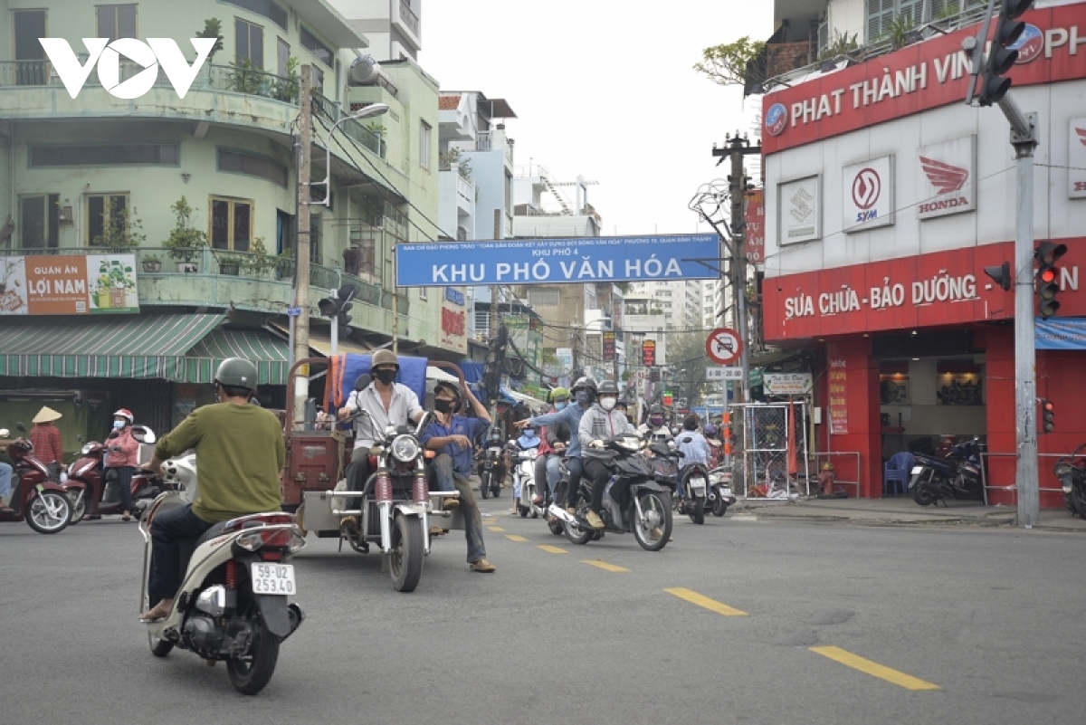 Crowded scenes return to residential areas on the morning of October 1.