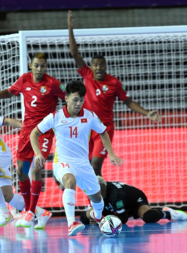 van hieu wins goal of the tournament at fifa futsal world cup picture 1