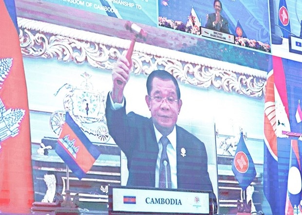 pm attends closing ceremony of 38th, 39th asean summits and related summits picture 2