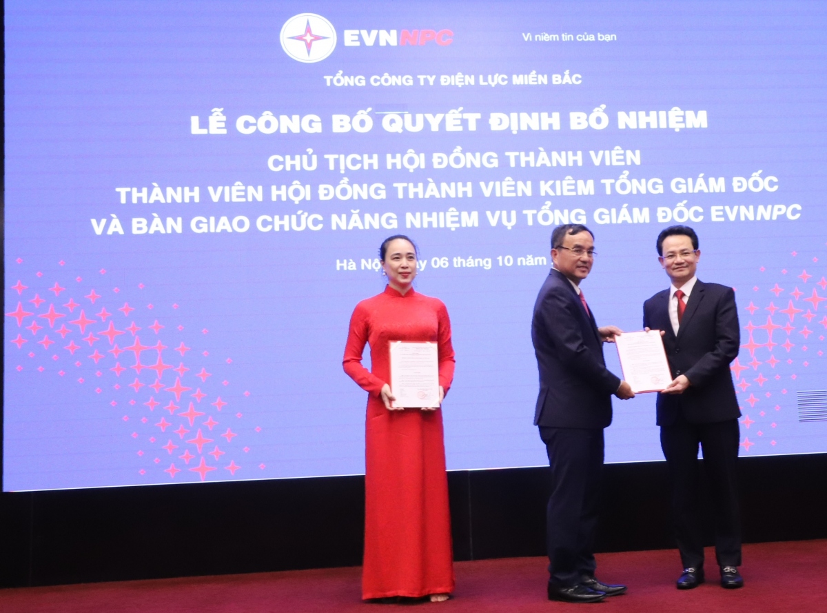 Chủ tịch HĐTV EVN trao quyết định cho Tổng giám đốc EVNNPC Nguyễn Đức Thiện