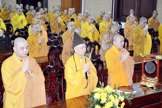 Hòa thượng Thích Thanh Quyết dâng hương tưởng niệm.