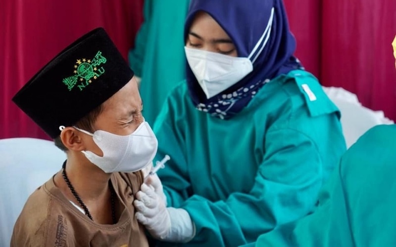 Tiêm vaccine Covid-19 cho trẻ em ở Indonesia. Ảnh: Tribunnews.