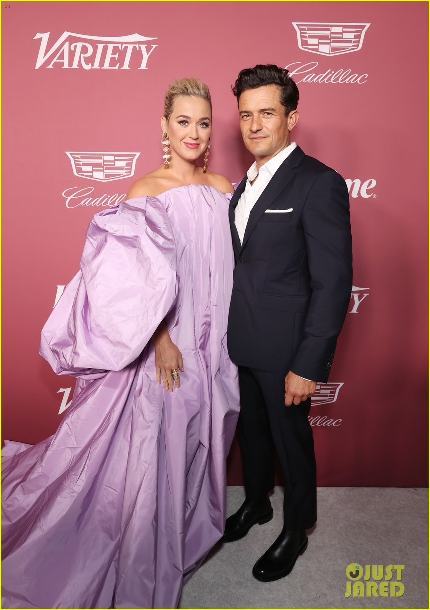 katy perry khoe bo vai goi cam, sanh doi tinh tu ben hon phu orlando bloom hinh anh 1