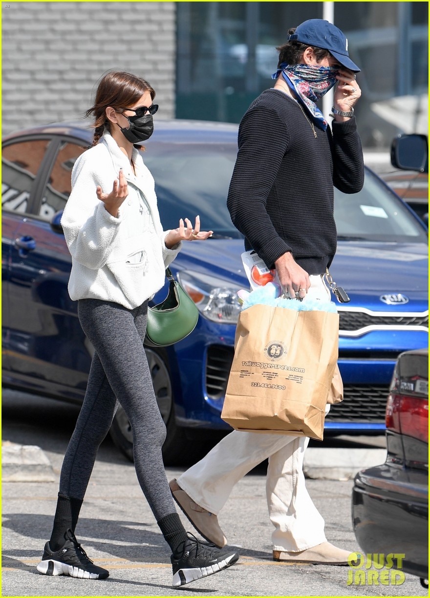 con gai cindy crawford de mat moc, gian di di mua sam cung ban trai hinh anh 5