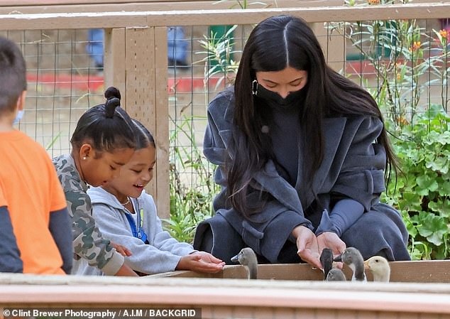 kylie jenner len do dang rong giau bung bau khi di tham trang trai bi ngo hinh anh 5