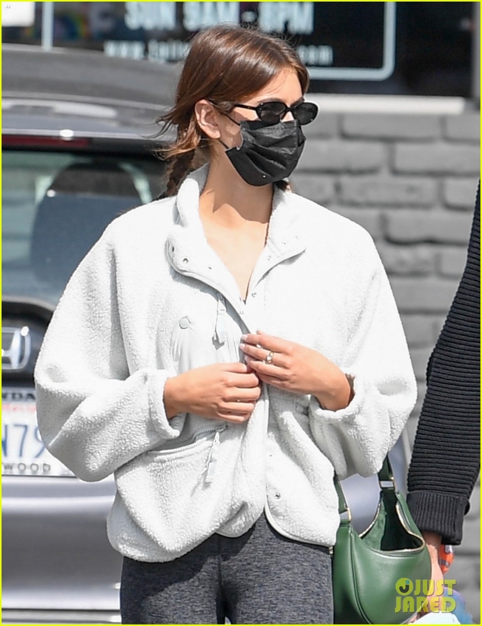 con gai cindy crawford de mat moc, gian di di mua sam cung ban trai hinh anh 6