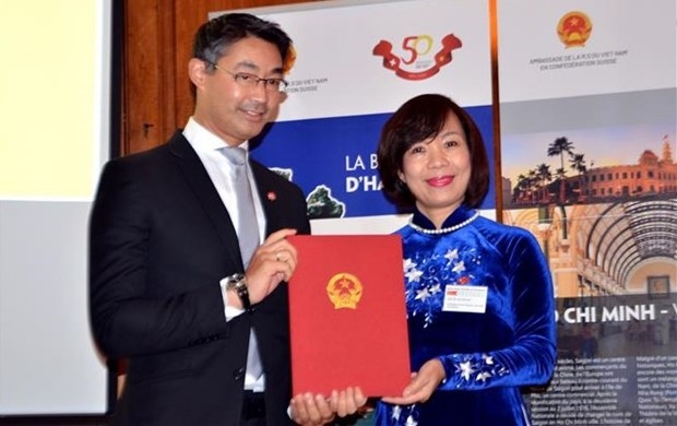 appointment decision presented to vietnam s honorary consul to switzerland picture 1
